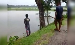 বন্ধুকে জলে ফেলতে গিয়ে কি হলো দেখুন