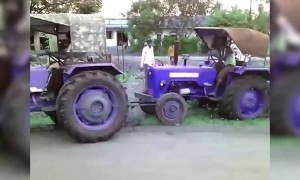 একটি ট্রাক্টর দিয়ে যখন আরেকটি ট্রাক্টর টানা হয় তখন দেখুন কি হয়