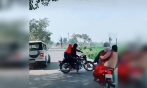 দেখুন কিভাবে হলো দুই বাইকের মধ্যে ধাক্কা