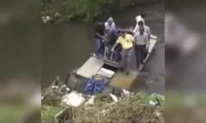 টাইটানিকের মতো এই নৌকাও ডুবে যাচ্ছে