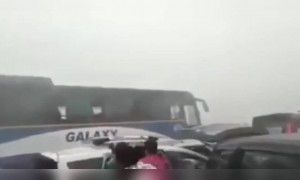 কুয়াশায় কীভাবে দুর্ঘটনা ঘটে তা দেখুন