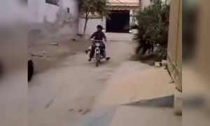 বাইকে বসে গান করতে করতে এ কি হলো