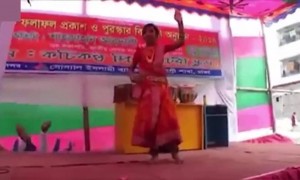 দেখুন কিভাবে স্টেজ থেকে লোক পড়ে গেলেন