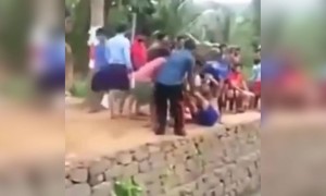 বন্ধু কে জলে ফেলতে গিয়ে কি হলো দেখুন