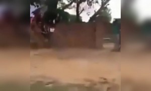 কখনো বাইকে বসে দোলনা ঝুলেছেন?