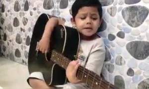 এই বাচ্চাটির গান শুনে আপনার হাসি পেয়ে যাবে