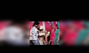 এই লোকটা মনে হয় ভুলে গেছিলেন যে ওনার আজ বিয়ে