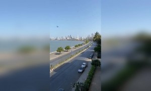 মুম্বাইয়ের মেরিন ড্রাইভ এর আগে কখনো এতো ফাঁকা দেখেছেন?