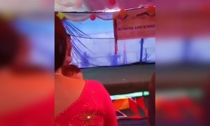 বাচ্চাটার নাচ দেখে কারো হাসি থামছে না