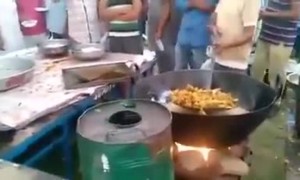 হোস্টেলে বন্ধুদের সামনে টিফিন বাক্স খুললে যা হয়