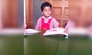 বাচ্চাটি আর জেগে থাকতে পারছে না