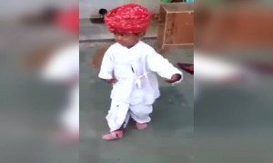 দেখুন এই কিউট বাচ্চা কি সুন্দর নাচ দেখাচ্ছে