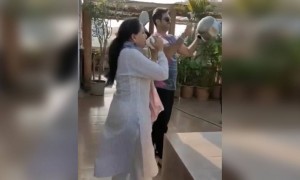 দেখুন কিভাবে হেমা মালিনী এবং এশা দেওল ডাক্তারদের প্রতি কৃতজ্ঞতা জানালেন