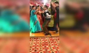 কাকুর নাচ তো খুবই মজার