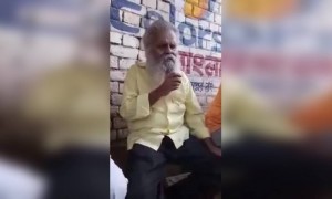 এই চায়ের দোকানে কি অসাধারণ গান শোনা গেল !