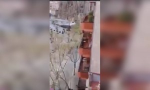 ইতালিতে লকডাউনের সময় লোকেরা বারান্দা থেকে বাজালেন টাইটানিক এর মিউসিক