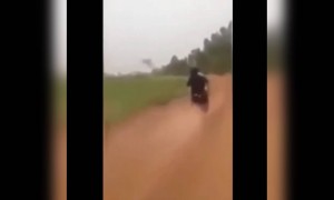 রাস্তায় বাইক নিয়ে কেরামতি দেখাতে গিয়ে কি হলো দেখুন