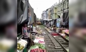 মার্কেটের মাঝখান দিয়ে কখনো ট্রেন যেতে দেখেছেন?