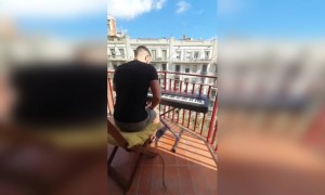 আবার সেই শিল্পী স্পেনে লোকডাউন চলাকালীন অসাধারণ মিউসিক বাজালেন ব্যালকনি থেকে