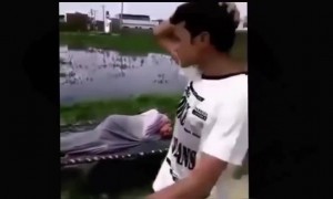 এইভাবে বন্ধুর ঘুম ভাঙা কি ঠিক?