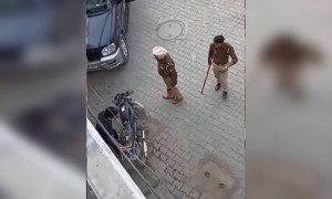 লকডাউনে বাইরে আসাতে এই বাইক চালককে কি করলো পুলিশ দেখুন