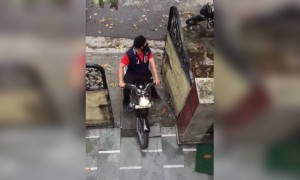 ঘর থেকে বেরোনোর সময়ে যখন পুলিশের আওয়াজ পাওয়া যায়