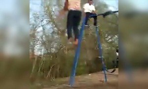 এভাবে দোলনা থেকে পড়ে গেল মেয়েটি