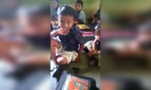 বাচ্চাটি ক্লাসে ঘুমিয়ে পড়েও কি মিষ্টি হাসি হাসলো