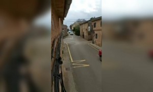 স্পেনে পুলিশ লকডাউনের মাঝে কি করলো দেখুন