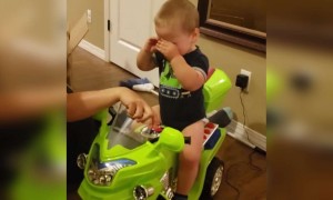 বাচ্চাটির মুখে ব্যাথা লেগেছে