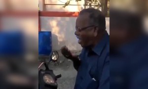 এই লোকটা স্যানিটাইজার দেখে খাবার ভেবেছে