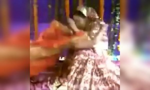 কাঁদতে কাঁদতে স্টেজ থেকেই পরে গেলো