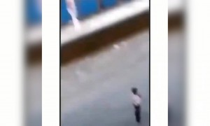 লকডাউনে বাইরে আসার শাস্তি দিলো পুলিশ