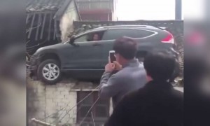 গাড়ি নিয়ে কখনো ছাদে উঠেছেন?