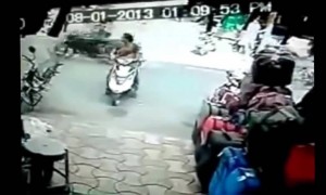 স্কুটির জন্যে পার্কিং না পেয়ে দোকানেই নিয়ে গেলেন