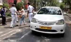 লকডাউনে বেরিয়ে যখন পুলিশকে কামড়ালো এক মহিলা