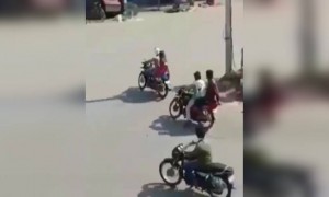 এ তো পুলিশের লাঠিকে ল্যাজ বানিয়ে নিয়েছে