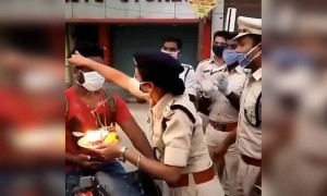 পুলিশ এবার নতুনভাবে লোককে বোঝানোর চেষ্টা করছে