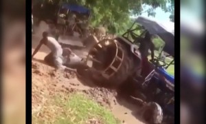 ট্রাক্টরের সামনে দাঁড়িয়ে এটা কি হয়ে গেল