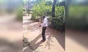 এই লোকটার মনে হয় আজ একটু বেশি হয়ে গেছে