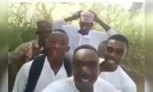 দেখুন কিছু বিদেশী ছেলে কি সুন্দর হিন্দি গান করলো