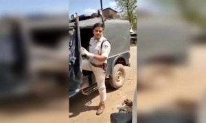 এই পুলিশ অফিসার কে জানাই স্যালুট