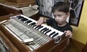 বাচ্চাটার ট্যালেন্ট কে জানাই প্রণাম