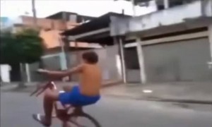 সাইকেল চালাতে চালাতে চাকা খুলে গেলো