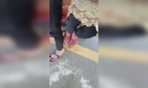 পাকিস্তানে লকডাউনের সময় ছেলে মেয়ে সেজে ঘুরতে গিয়ে ধরা পড়লো