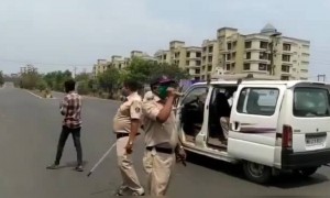 লোককে সচেতন করতে পুলিশ করলো গান