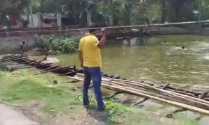 করোনার জন্য পুকুরে স্নান করতে মানা করলো পুলিশ