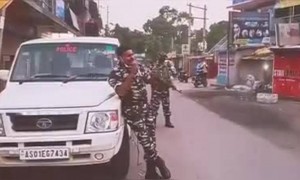 লকডাউনে পুলিশ গাইলো লোকের জন্যে গান