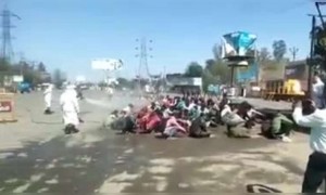 লোকের ওপর ডিসিনফেক্ট্যান্ট স্প্রে করা হলো, এই ঘিরে হলো বিতর্ক