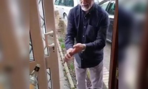 লোকেরা স্যানিটাইজার লাগানোর ব্যাপারটা নিয়ে খুব ক্রিয়েটিভ হয়ে গেছে